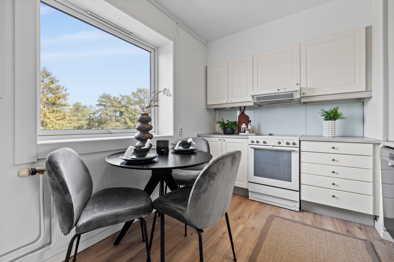 Trivelig kjøkken med spiseplass ved vinduet - her kan du nyte måltidene med grønn utsikt. Galleribilde