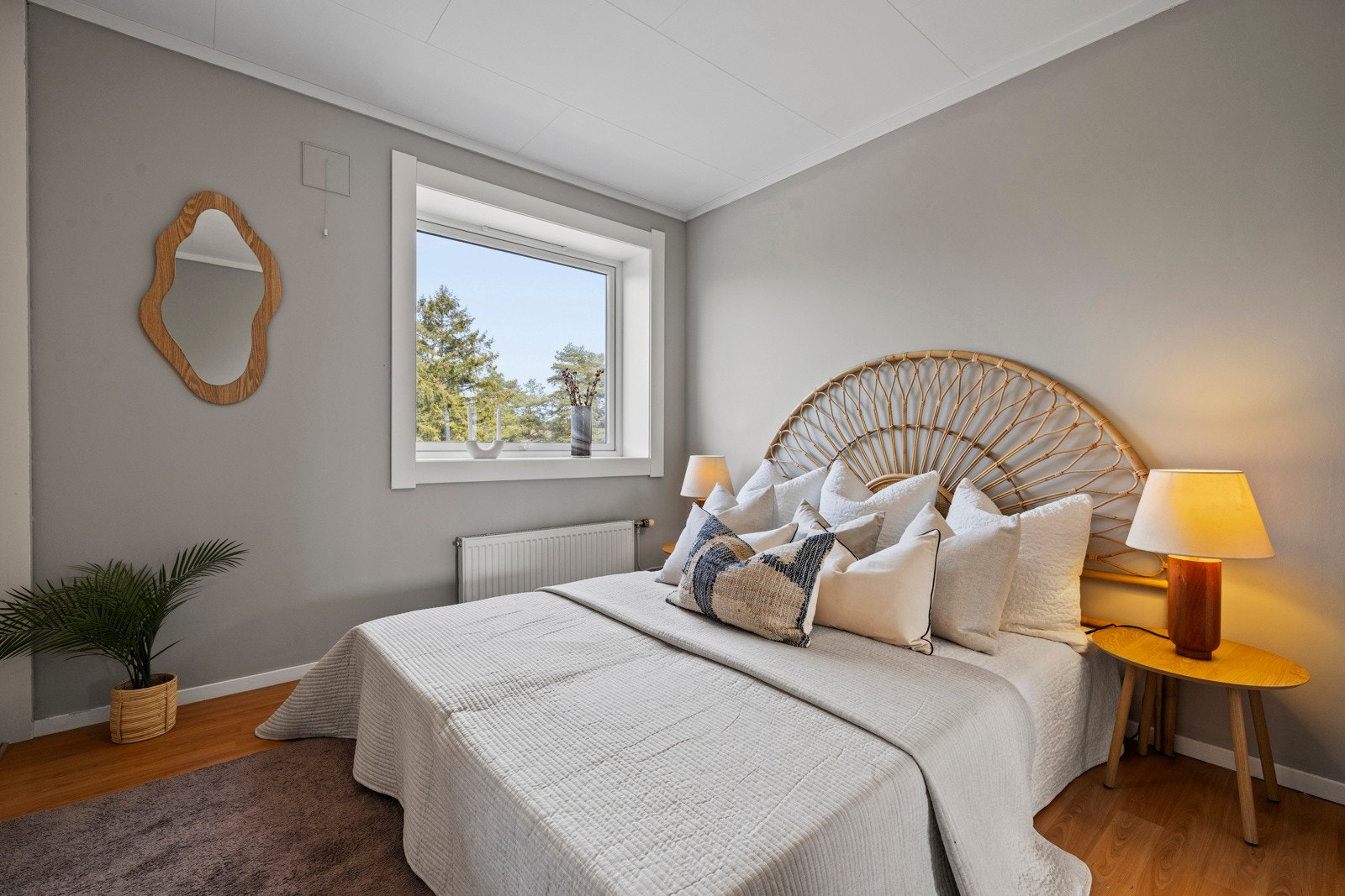 Soverommet har en rolig og behagelig atmosfære med nøytrale farger og gode lysforhold fra stort vindu. Galleribilde