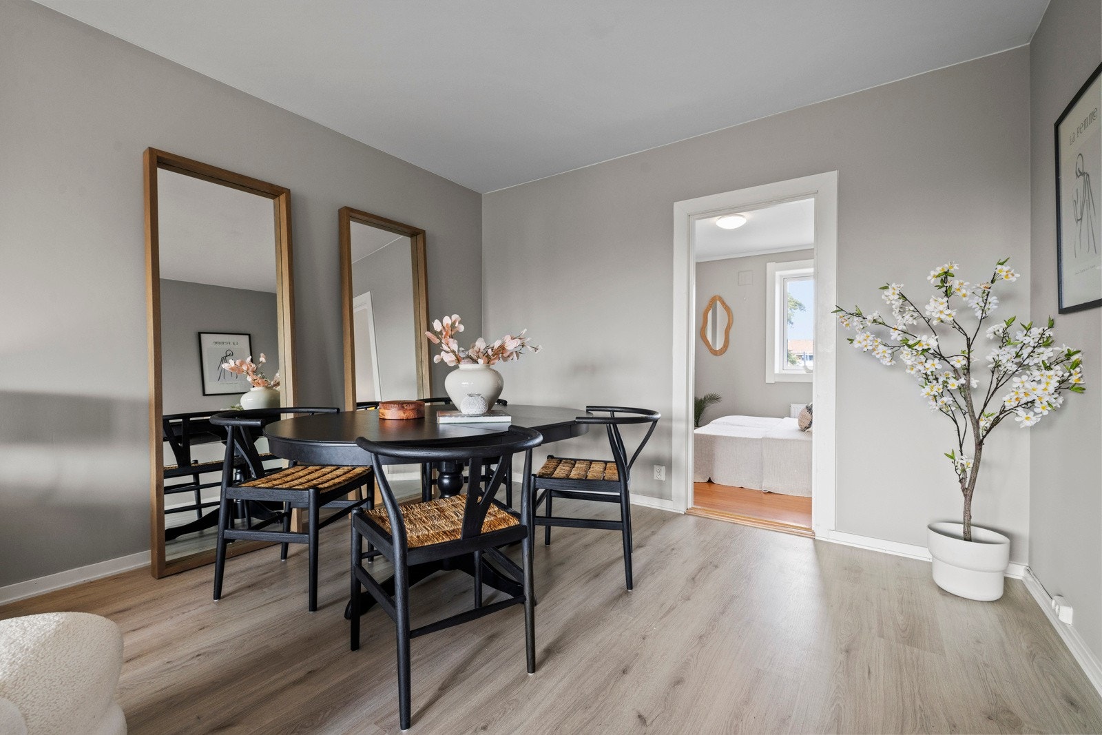 Lys spisestue med plass til stort spisebord, perfekt for både hverdagsmiddager og sosiale sammenkomster. Galleribilde