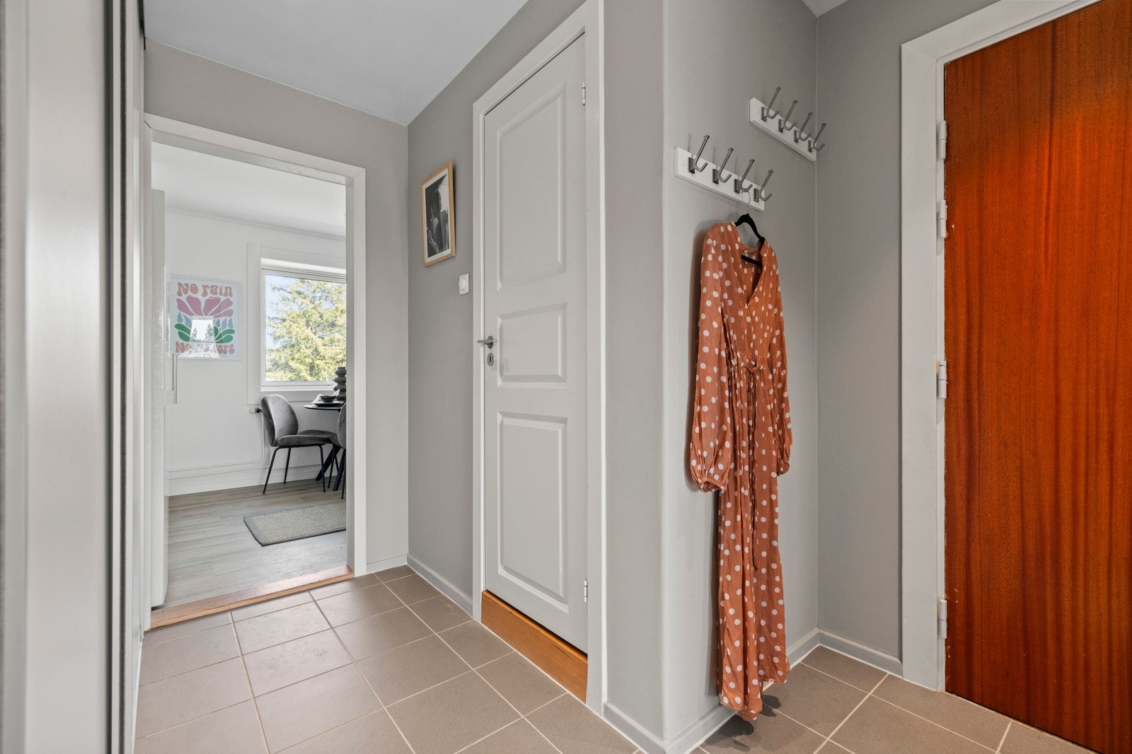 Entré med spotlys og nøytrale farger - sikrer en god velkomst. Galleribilde