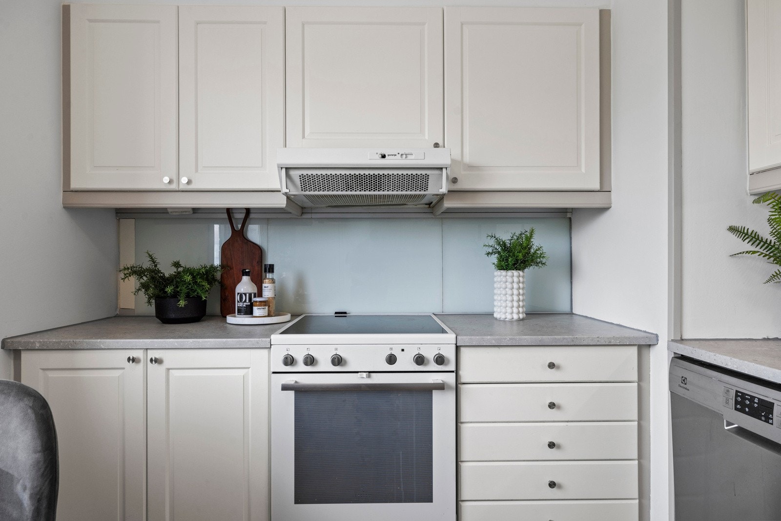 Klassisk og funksjonelt kjøkken med lyse fronter og praktisk planløsning. Galleribilde