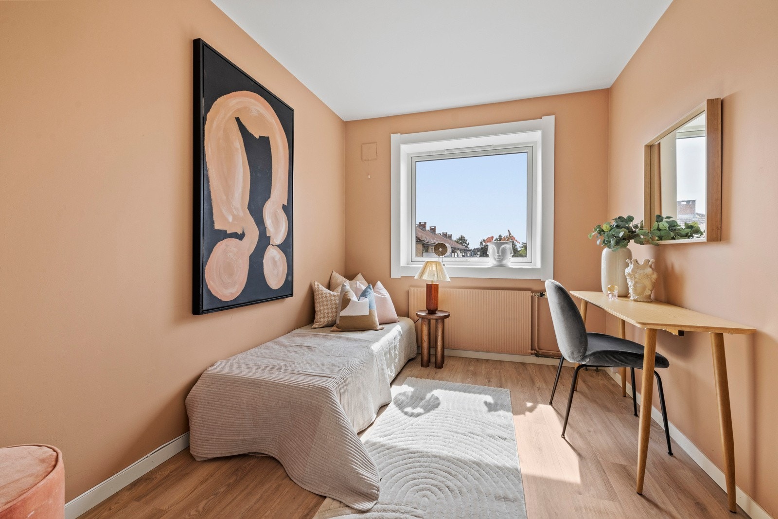 Lyst og koselig rom med lune fargetoner og plass til både seng og hjemmekontor. Galleribilde