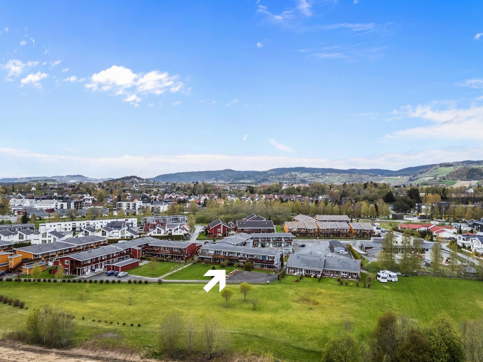 Leiligheten har en skjermet og tilbaketrukket beliggenhet, samtidig er det kun en kort spasertur unna sentrum. Galleribilde