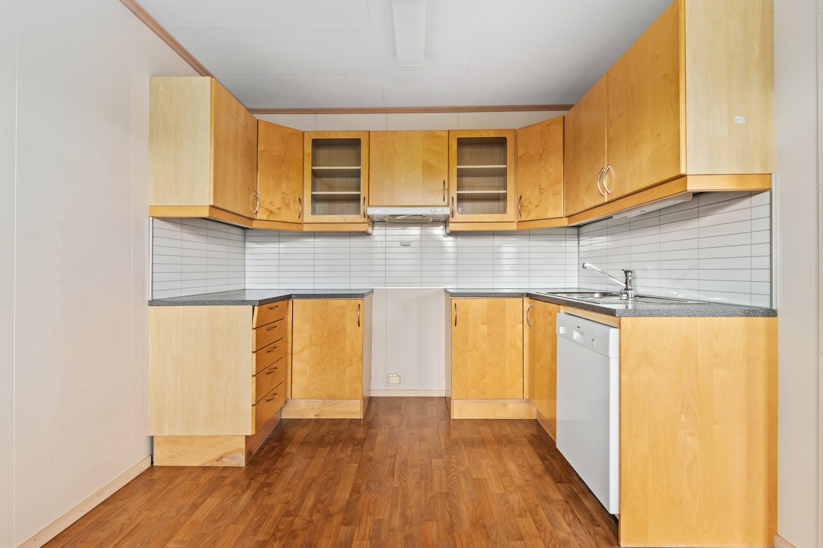 Kjøkken med delvis åpen løsning mot stue. Galleribilde