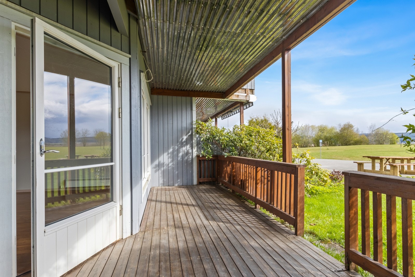 Romslig, takoverbygd terrasse på 16m² med direkte adkomst til gressplen. Galleribilde