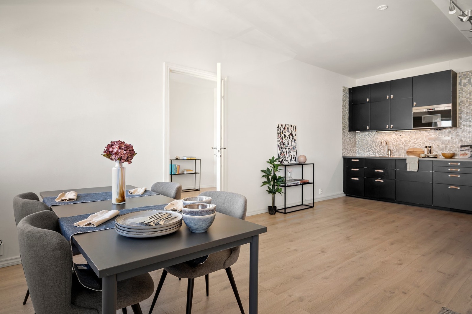 God standard med nyere bad fra 2021, IKEA kjøkken med integrerte hvitevarer og 1. stavs laminatgulv. Galleribilde