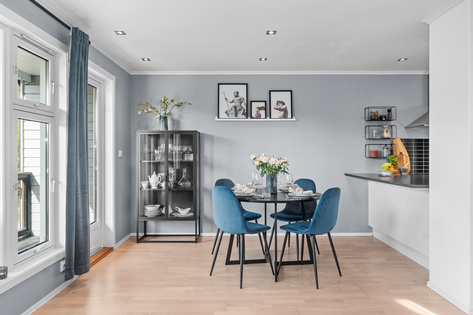 Herfra er det utgang til verandaen Galleribilde
