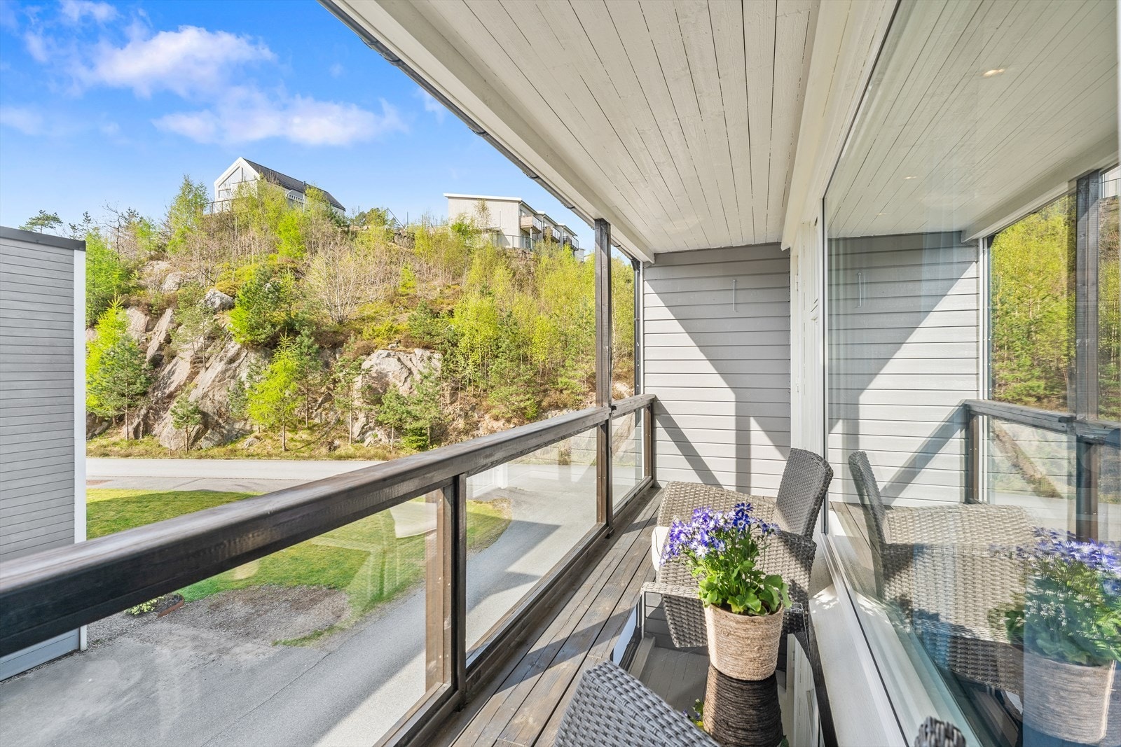 Overbygd veranda med glassrekkverk Galleribilde