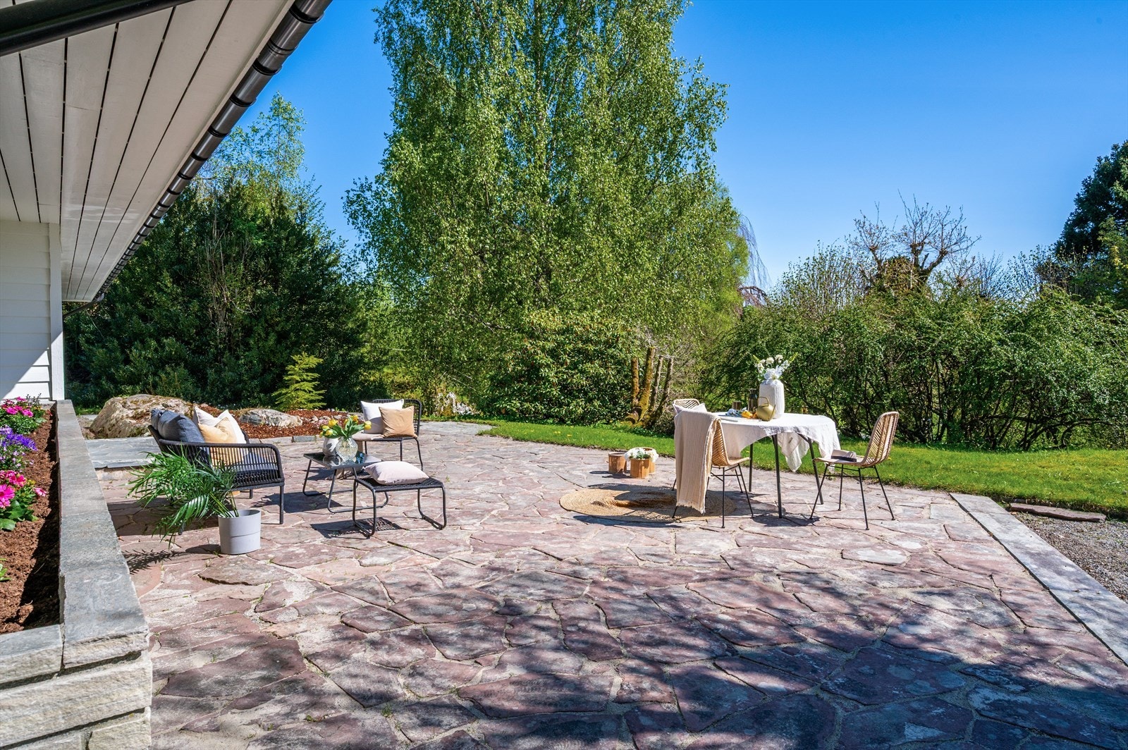 - Her kan du invitere venner og familie til hyggelige grillmiddager eller bare for å nyte solen og utsikten - Galleribilde