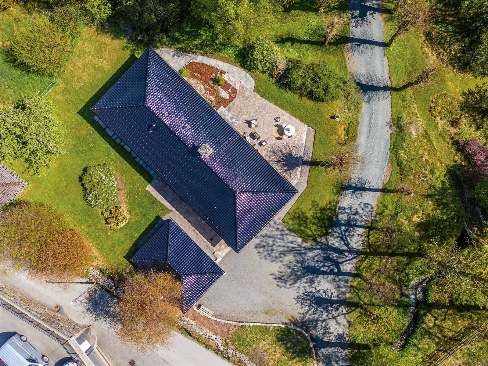 - Pent opparbeidet tomt med hage og solrike uteplasser - Galleribilde