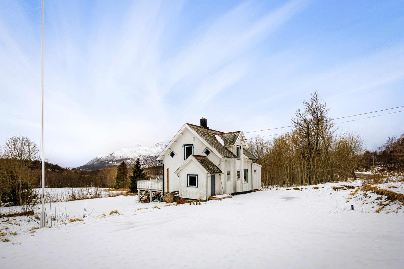 Sjarmerende enebolig på utsiktstomt på Engavågen - med kort gangavstand til Enga skole, idrettsanlegg og dagligvarebutikk. Galleribilde
