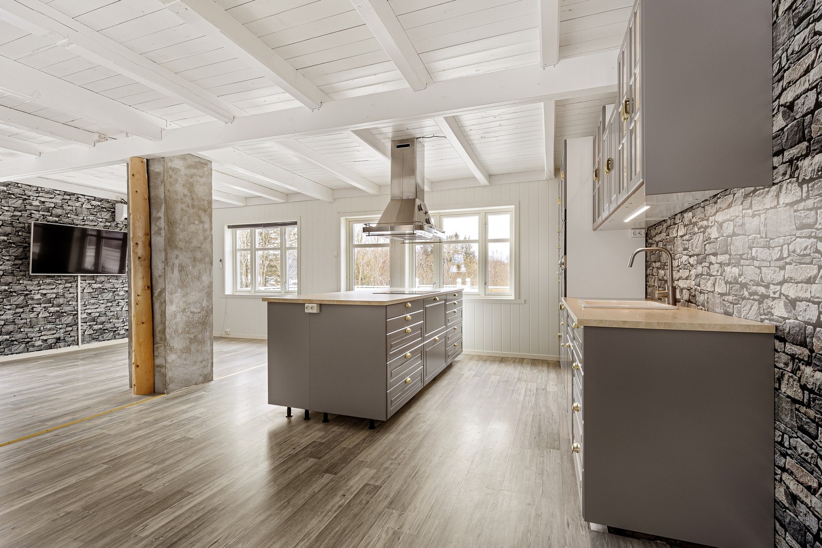 Kjøkkenet var nytt i 2019, i flott klassisk utførelse med profilerte fronter. Galleribilde