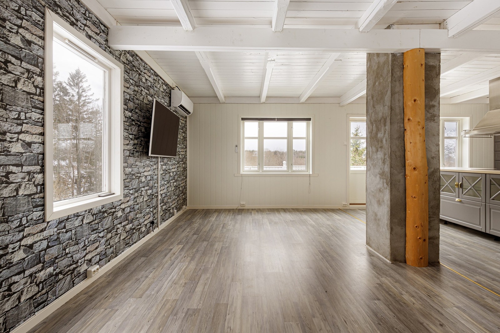 Lyst og innbydende oppholdsrom - med kjøkkenet i åpen løsning. Galleribilde