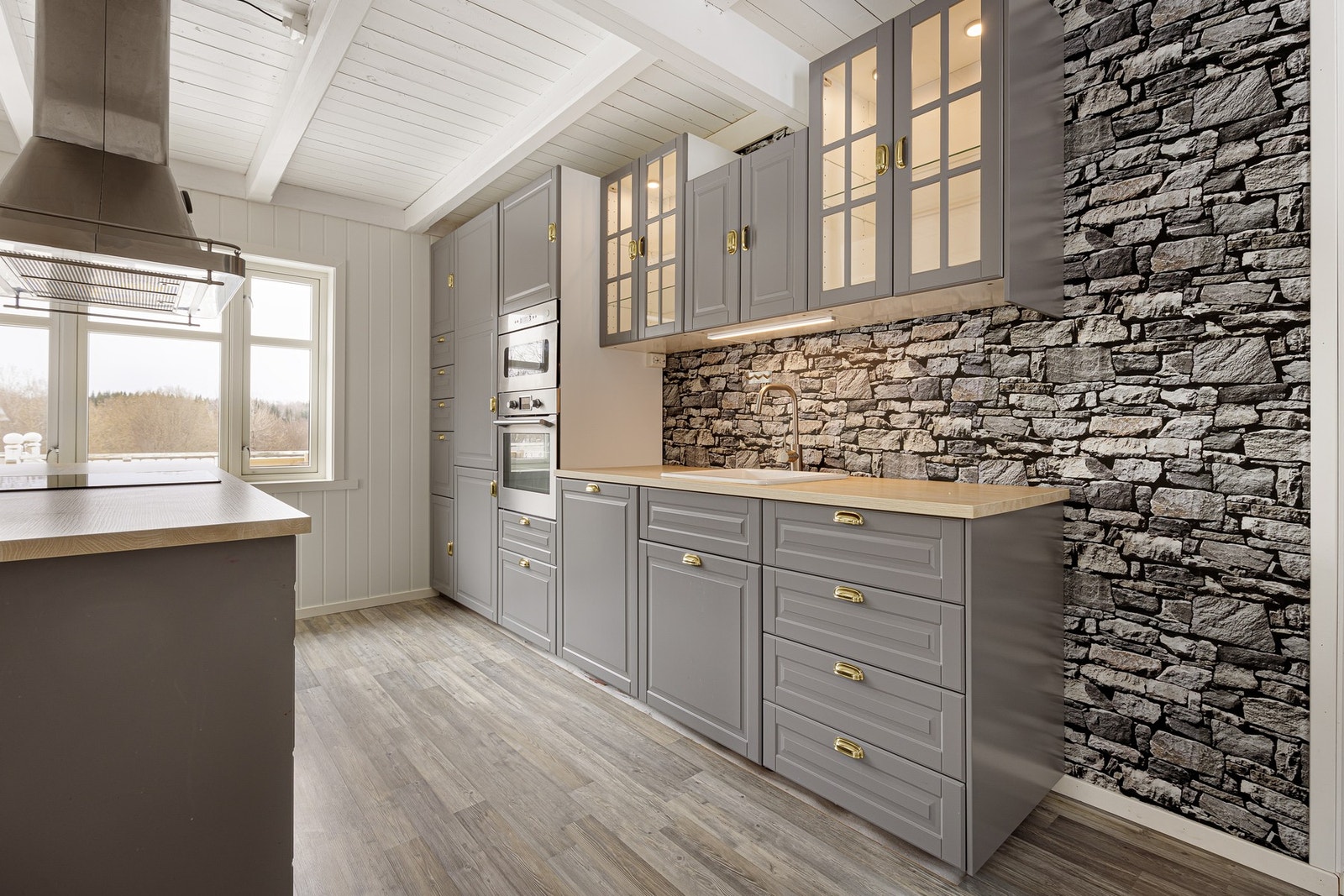 Kjøkkenet har benkeplate i laminat og integrerte hvitevarer som induksjonstopp, stekeovn og mikro. Galleribilde