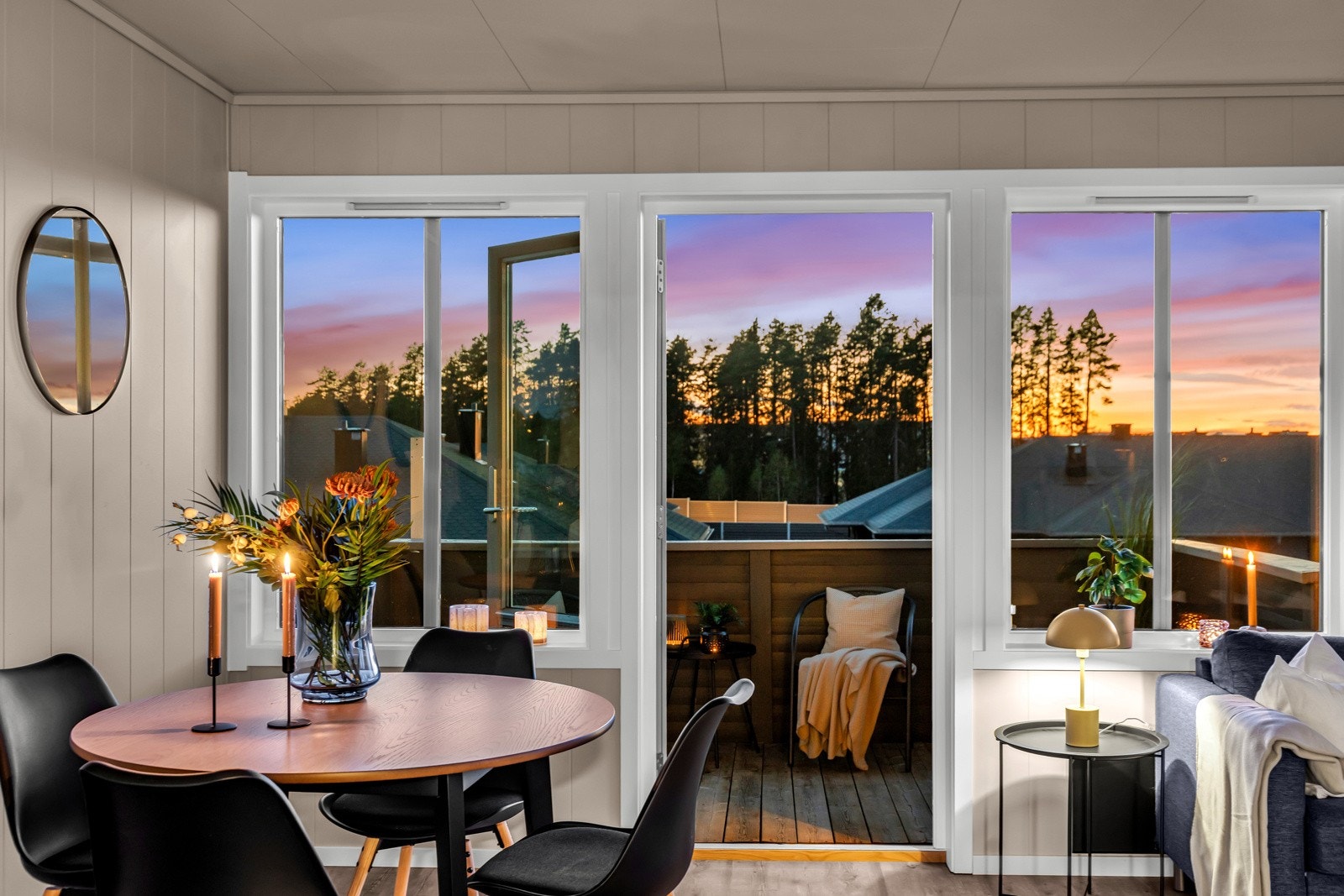 De store vinduene sørger for rikelig med lysinnslipp fra flere vinkler Galleribilde
