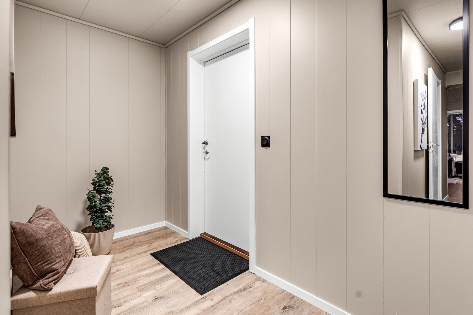 Lys entre med fin plass til garderobe. Slitesterkt laminat på gulv Galleribilde