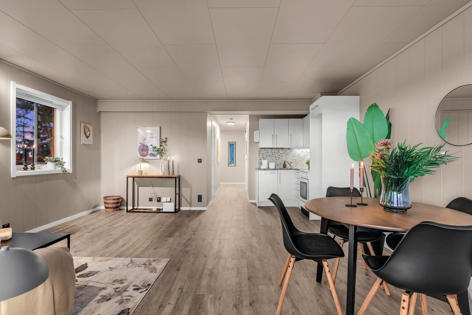 Vegger i alle oppholdsrom er malt i en moderne og tidsriktig farge Galleribilde