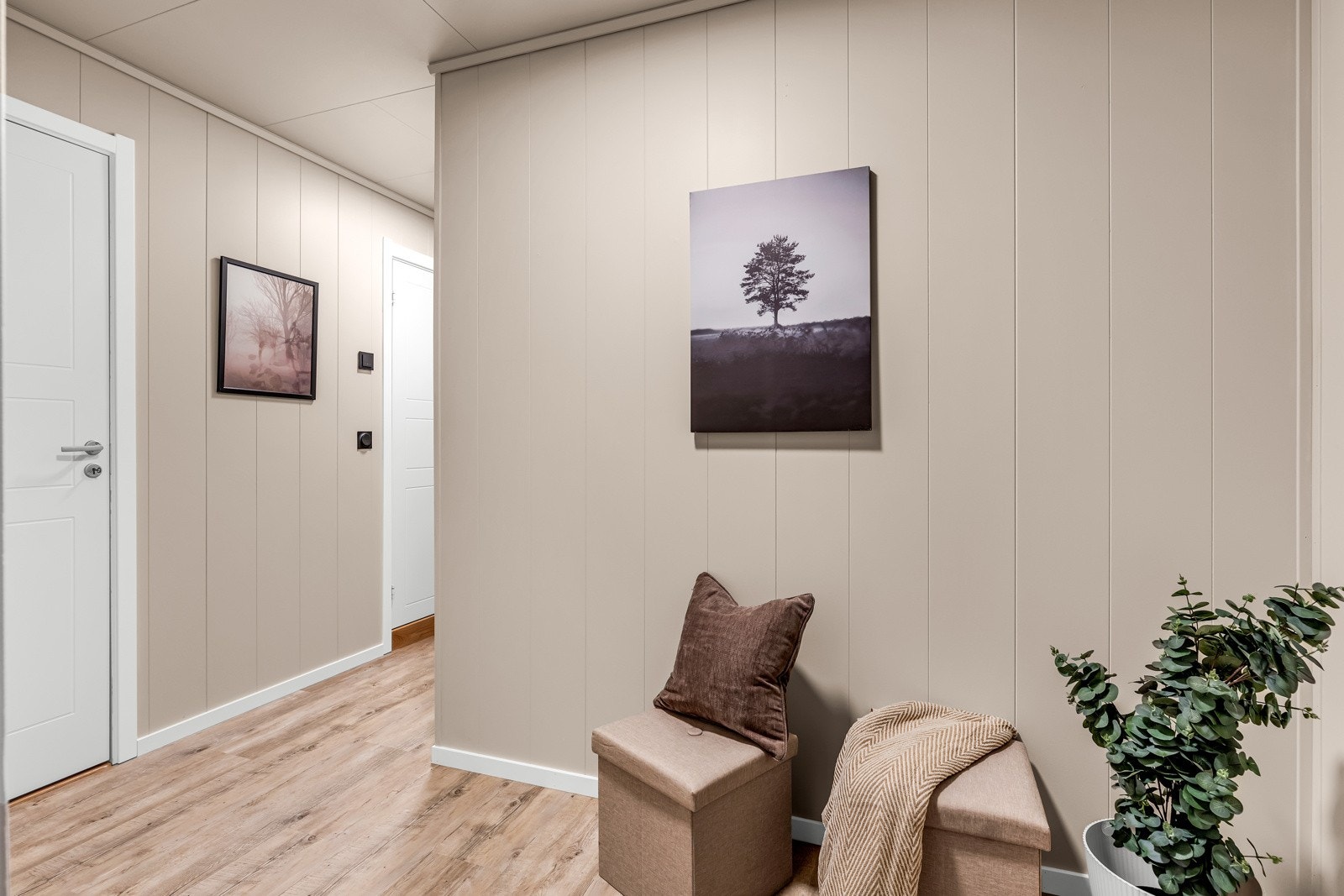 Lys entre med fin plass til garderobe. Slitesterkt laminat på gulv Galleribilde