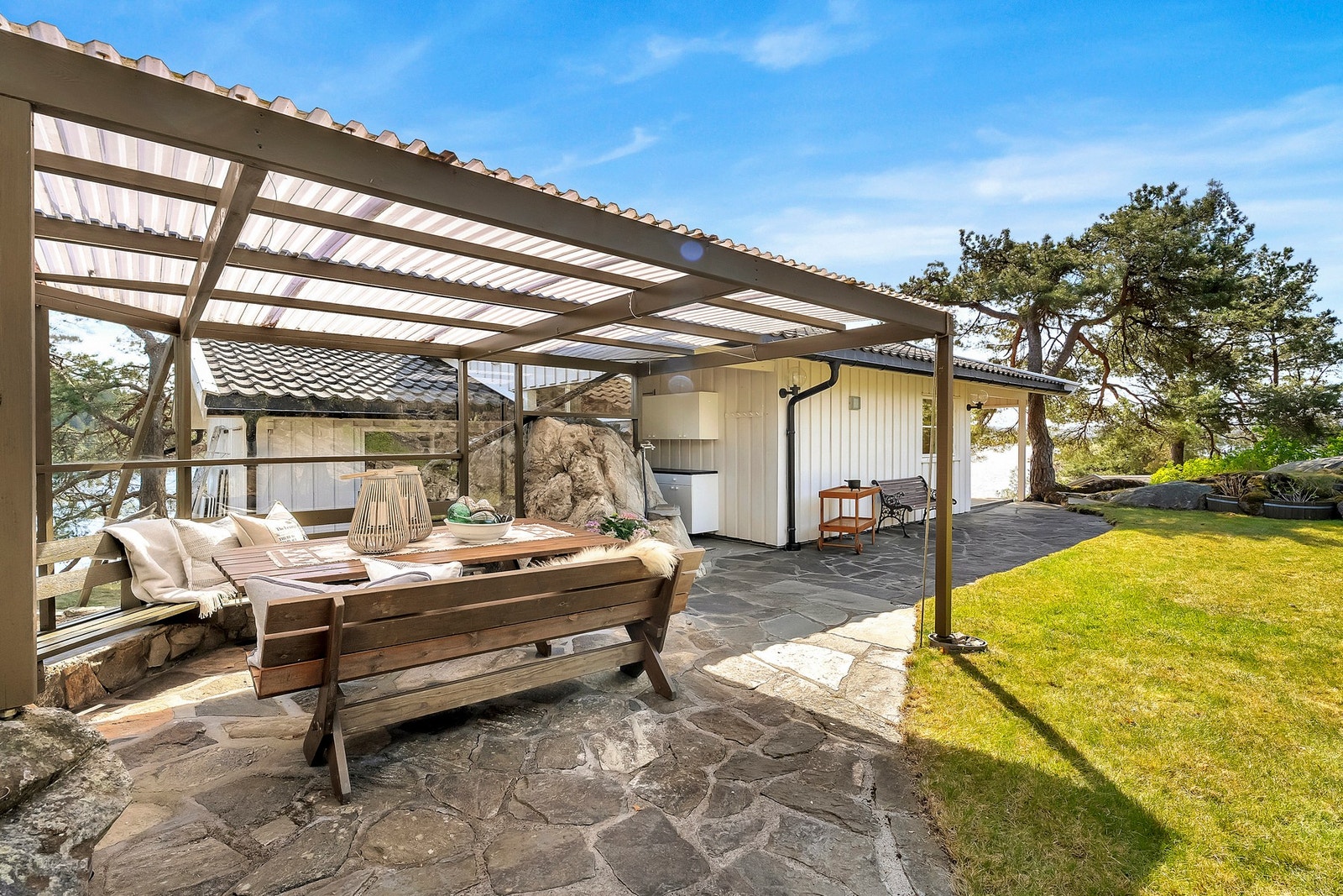 Flott uteplass på baksiden av fritidsboligen. Galleribilde