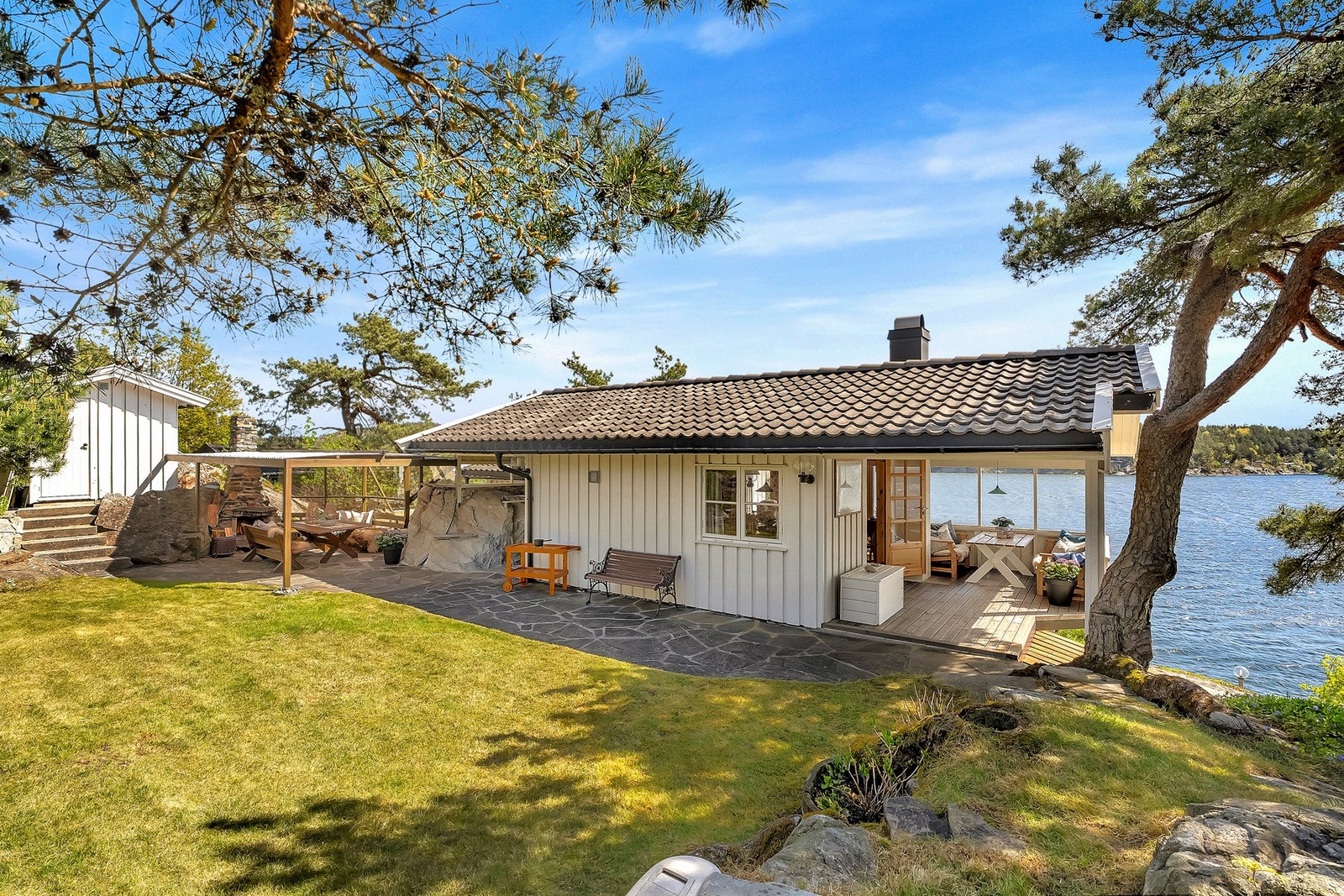 Her får du sol fra morgen til kveld - både ved uteplassene og den store brygga. Galleribilde