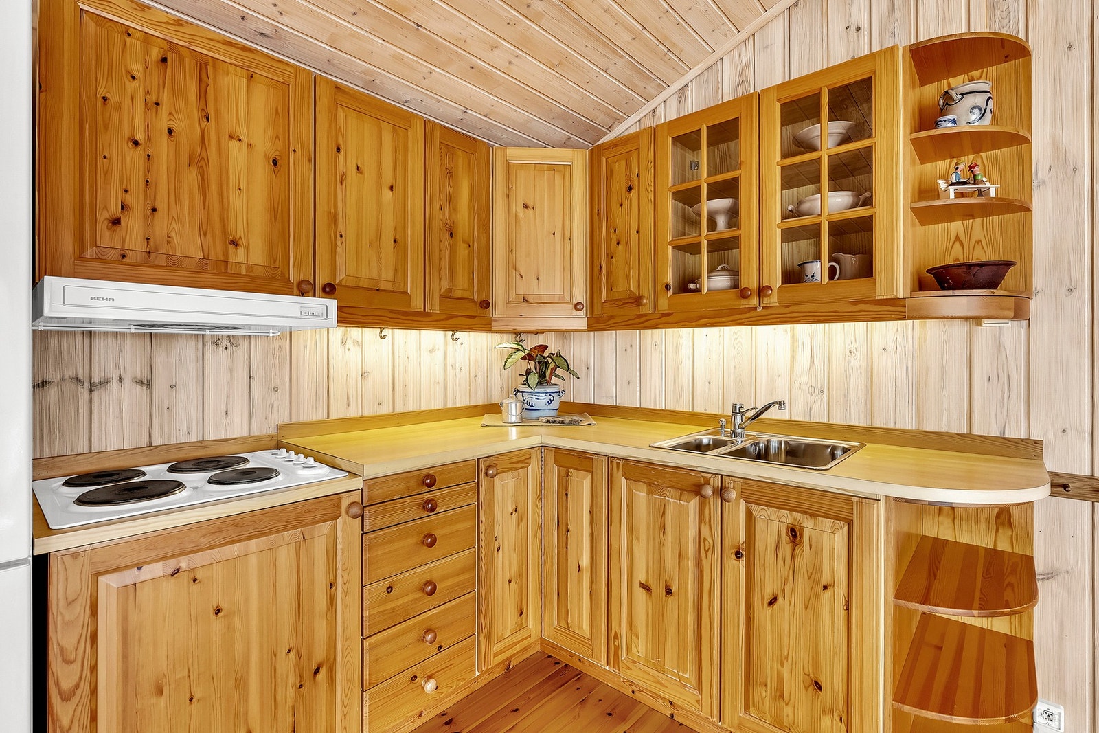 Det er avsatt plass til nødvendige hvitevarer, og en ventilator over steketoppen sørger for avtrekk. Galleribilde