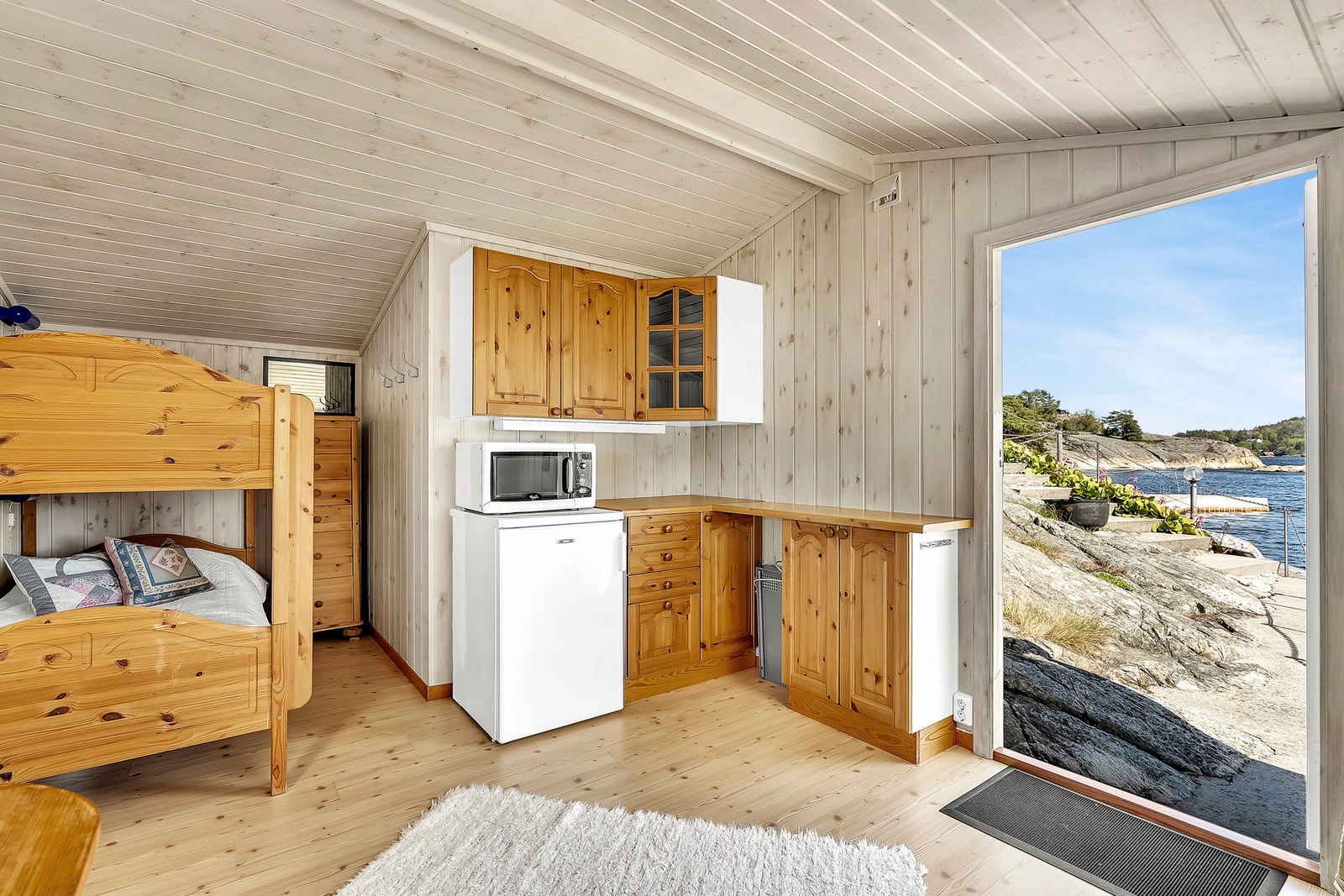 Her er det innredet med et lite kjøkken og sovemuligheter. Galleribilde