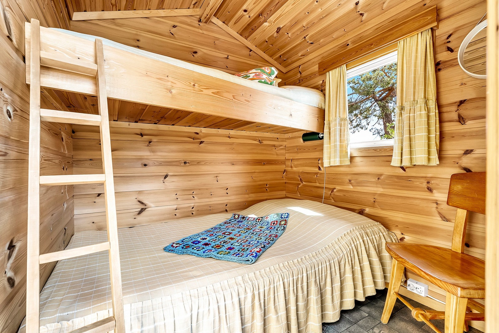 Bod med sovemuligheter ved uteplassen på baksiden. Galleribilde