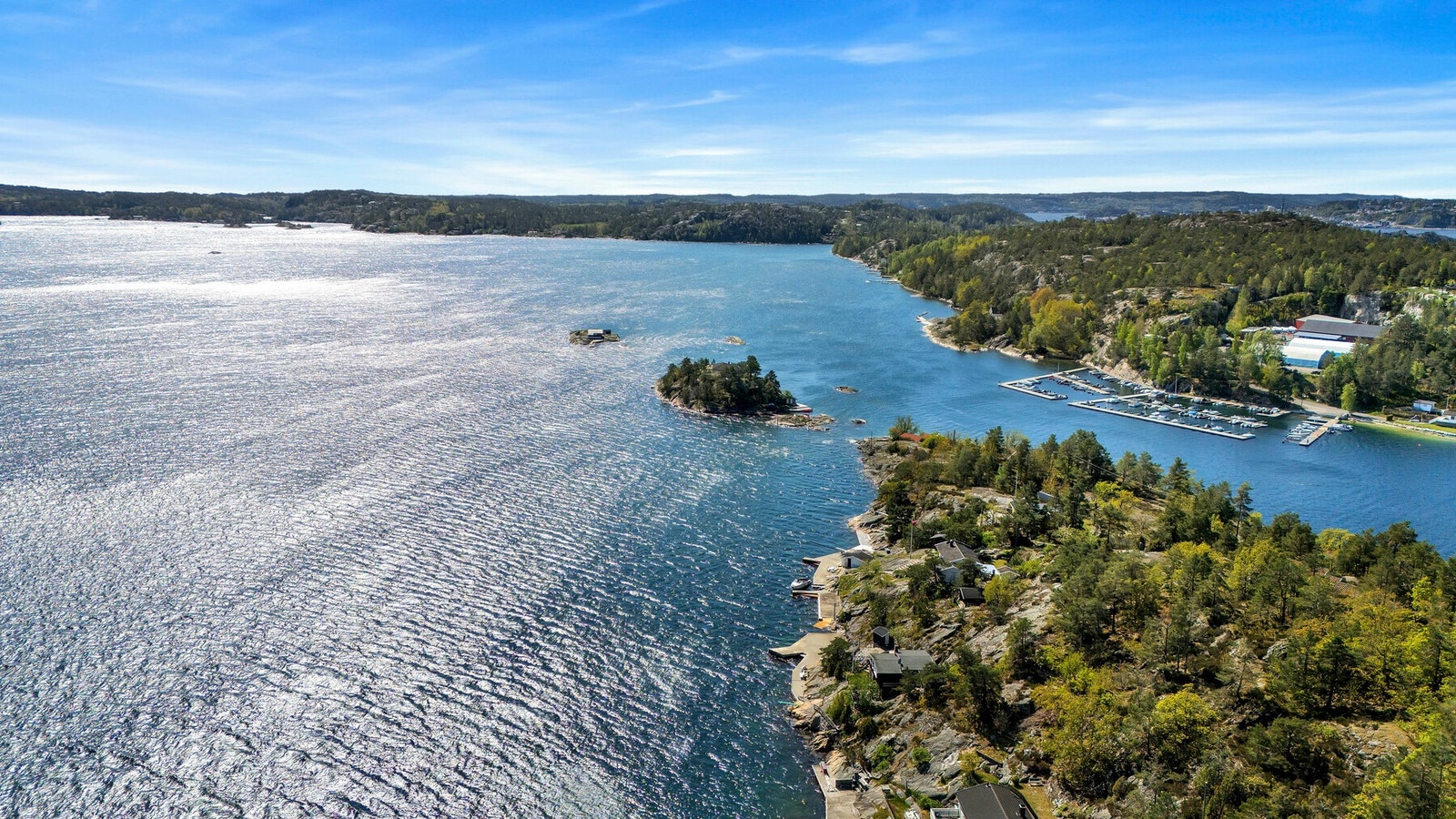 Solforholdene er svært gode, med sol hele dagen på bryggen og terrassene mot sjøen, samt kveldssol til rundt klokken 21 midtsommers. Galleribilde