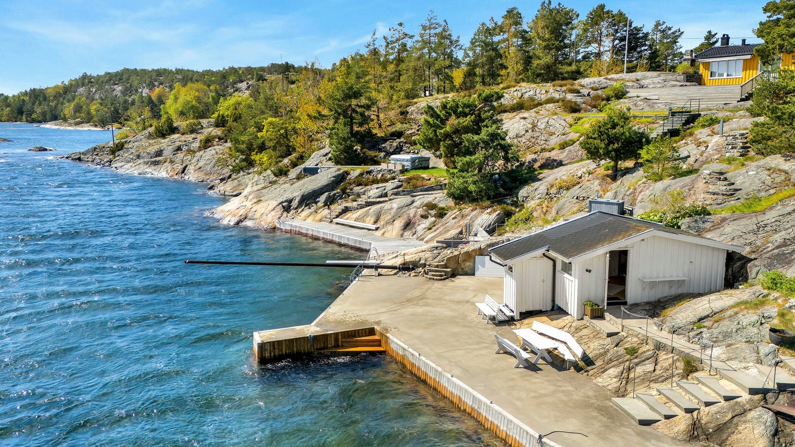 Stor brygge med naust. Galleribilde