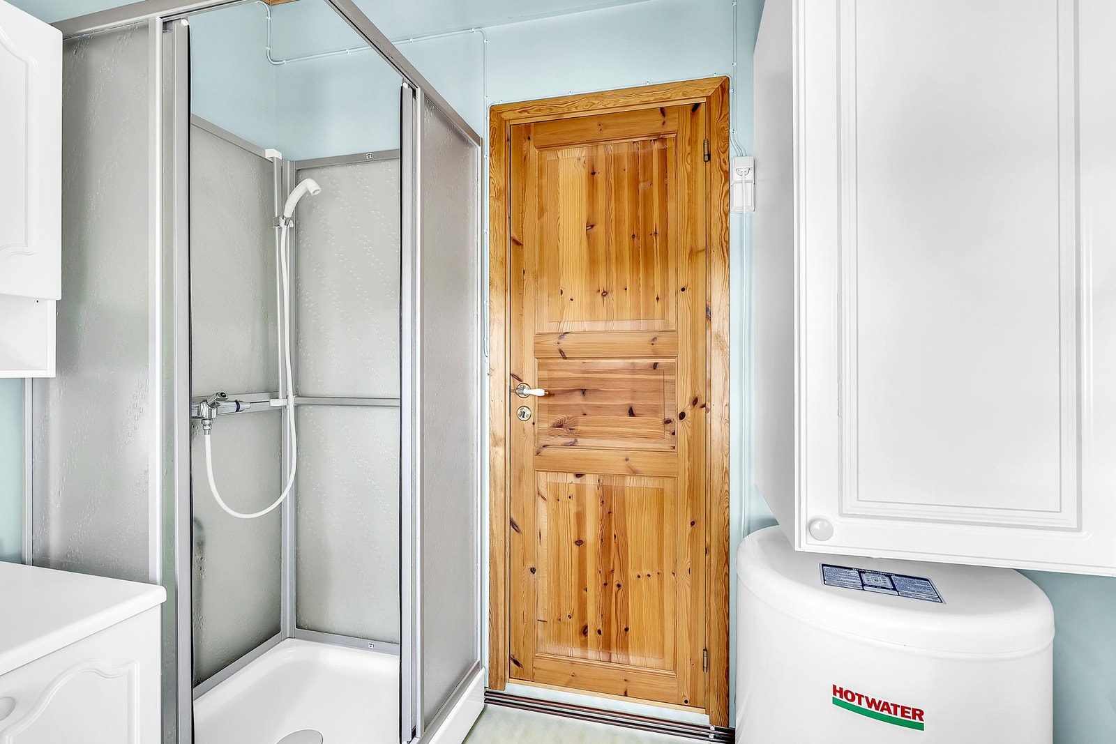 Veggene har malte plater, og gulvet er dekket med vinylbelegg som også fungerer som tettesjikt. Galleribilde