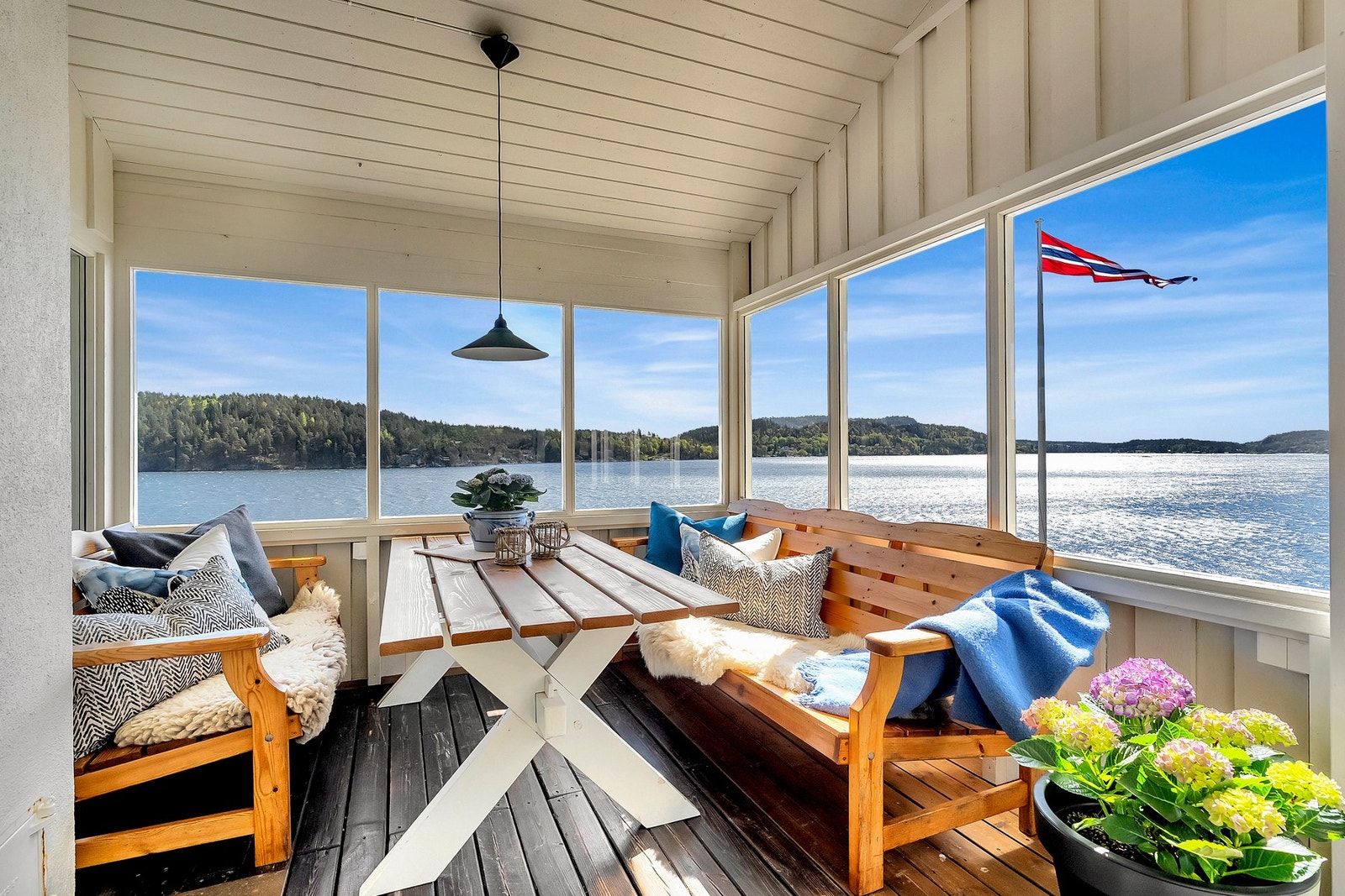 Koselig sted å nyte middagen med utsikt over sjøen! Galleribilde