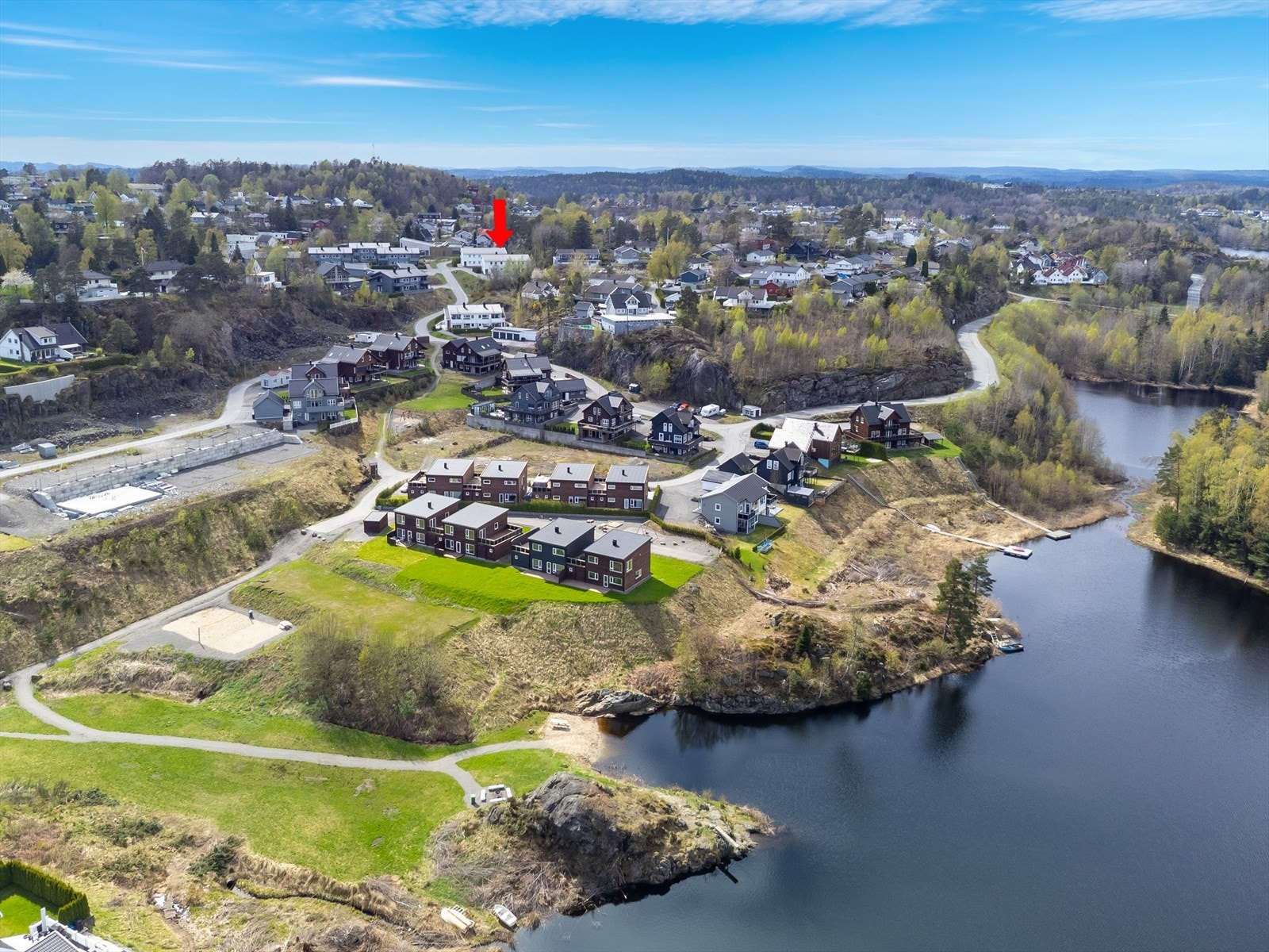 Dronefoto over idylliske Jovann Galleribilde