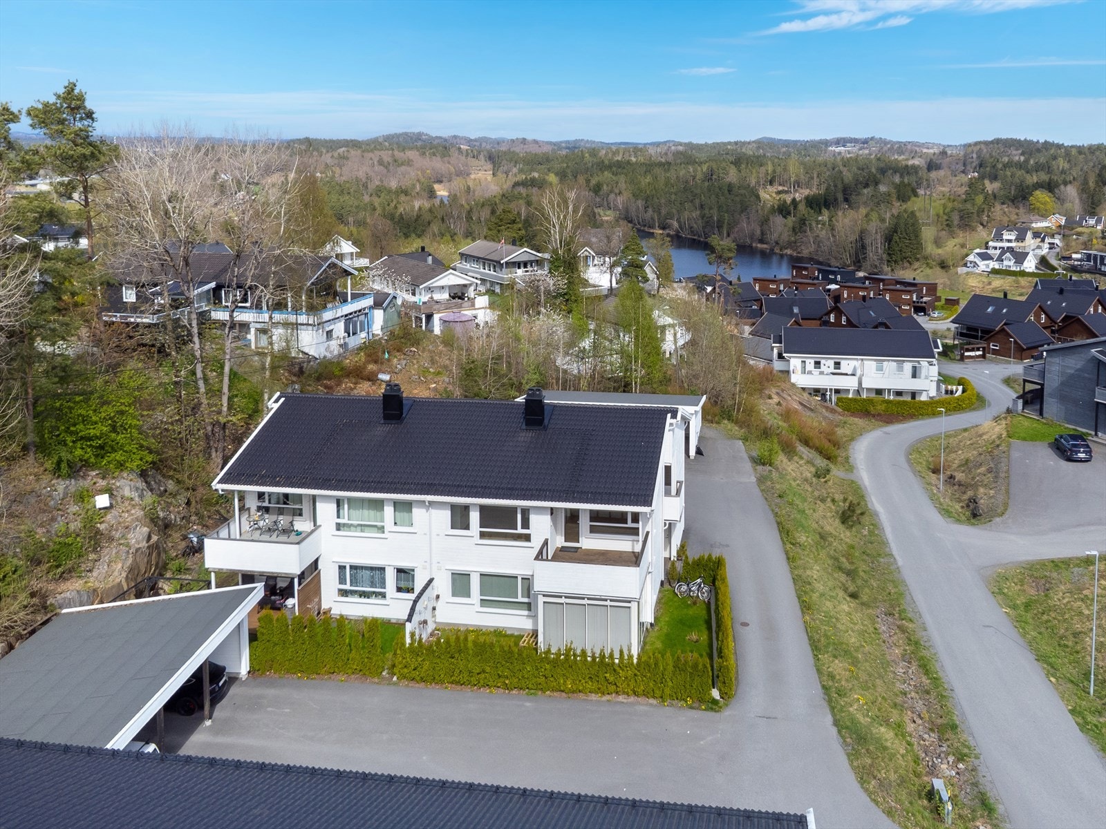 Dronefoto - Leiligheten ligger i 2. etg. til høyre Galleribilde