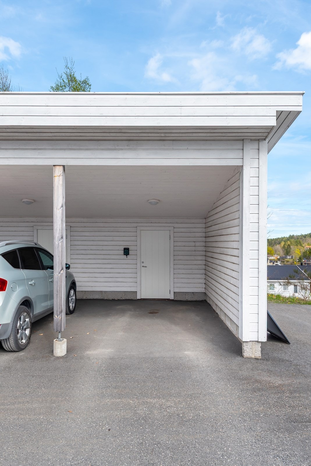 Det er montert elbil-lader i carport. Sportsbod i bakkant Galleribilde