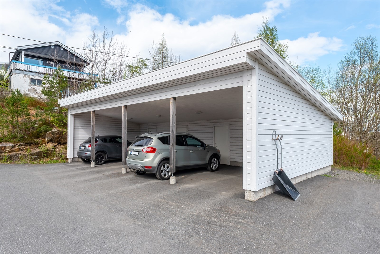 Carport i rekke. Plassen helt til høyre tilhører leiligheten Galleribilde