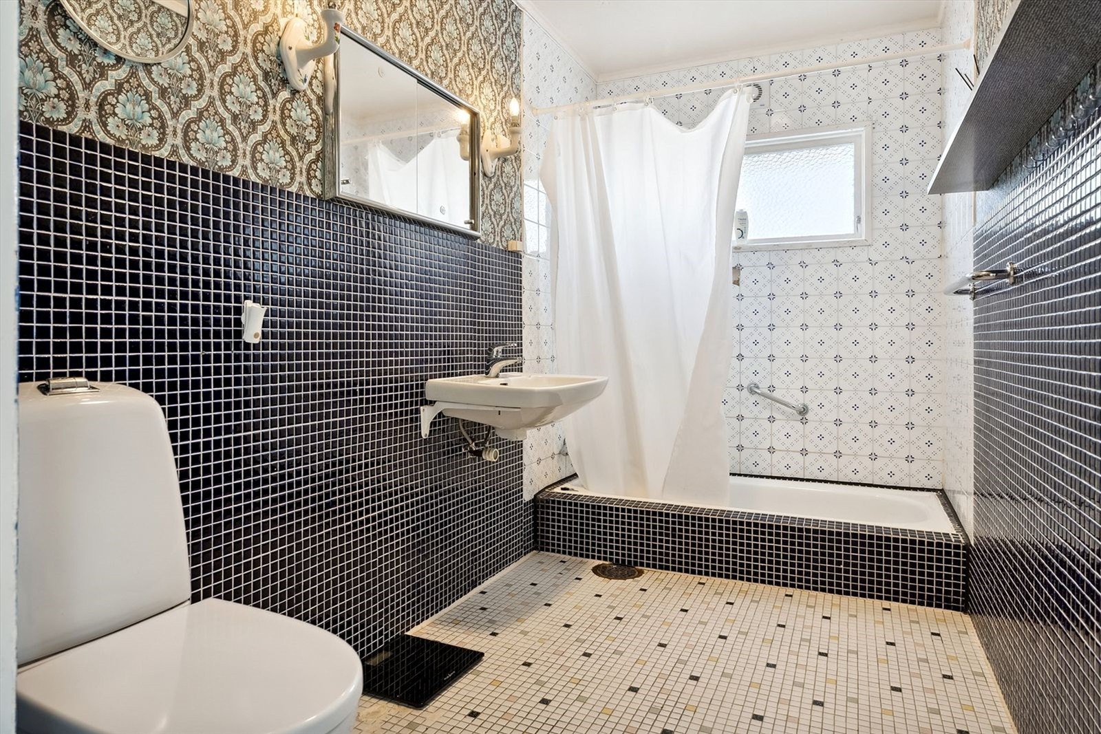 Bad med nedfelt badekar. Galleribilde