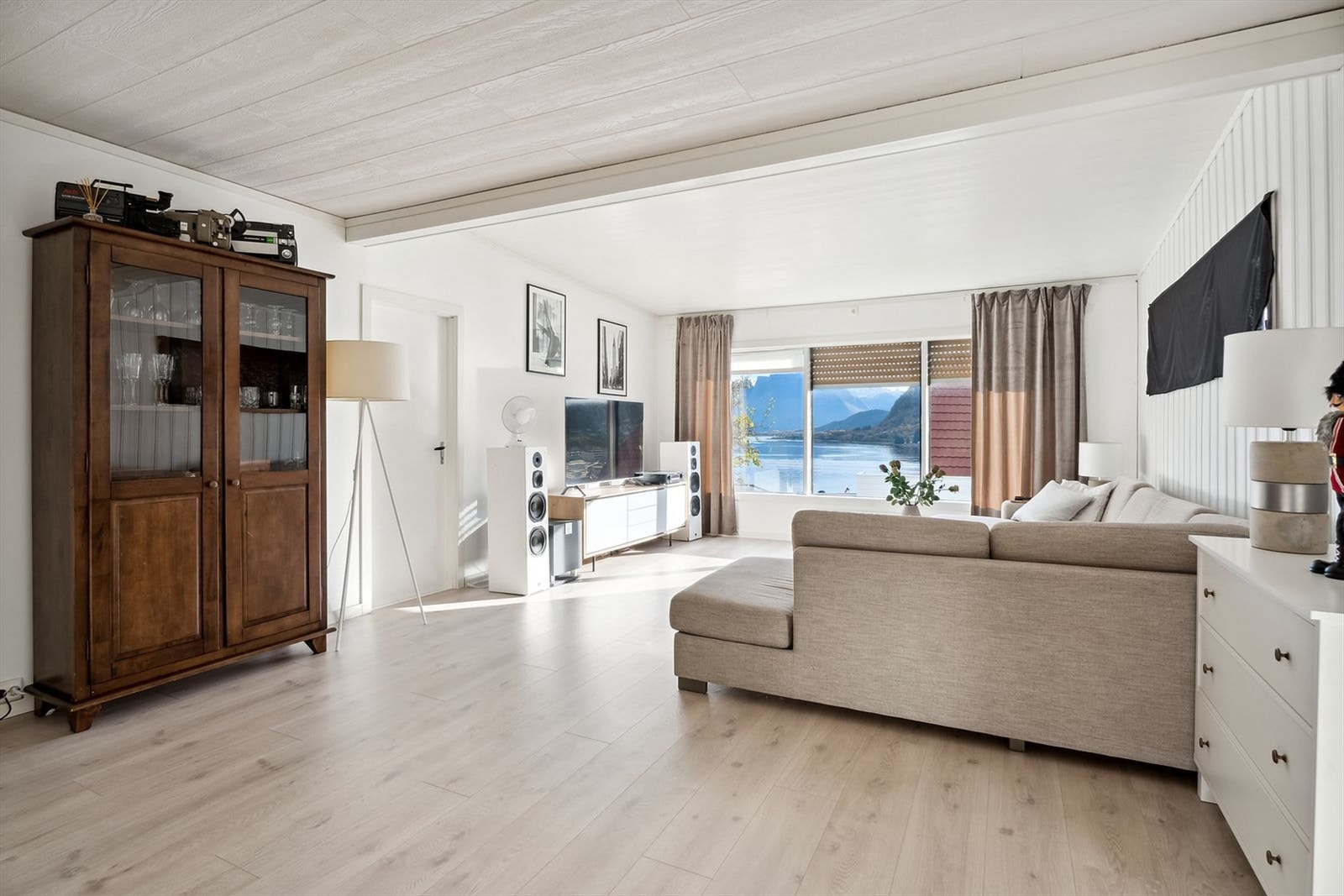 Romslig stue med flere møbleringsmuligheter. Galleribilde