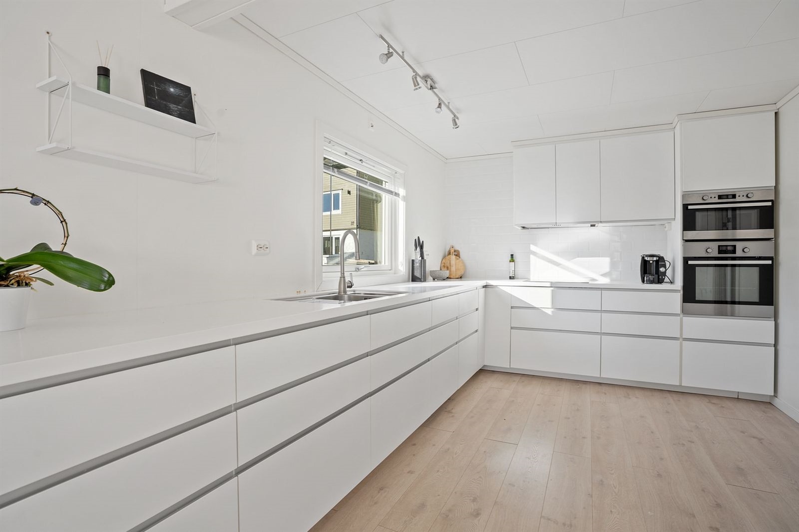 Rikelig med skap- og benkeplass på kjøkken. Galleribilde