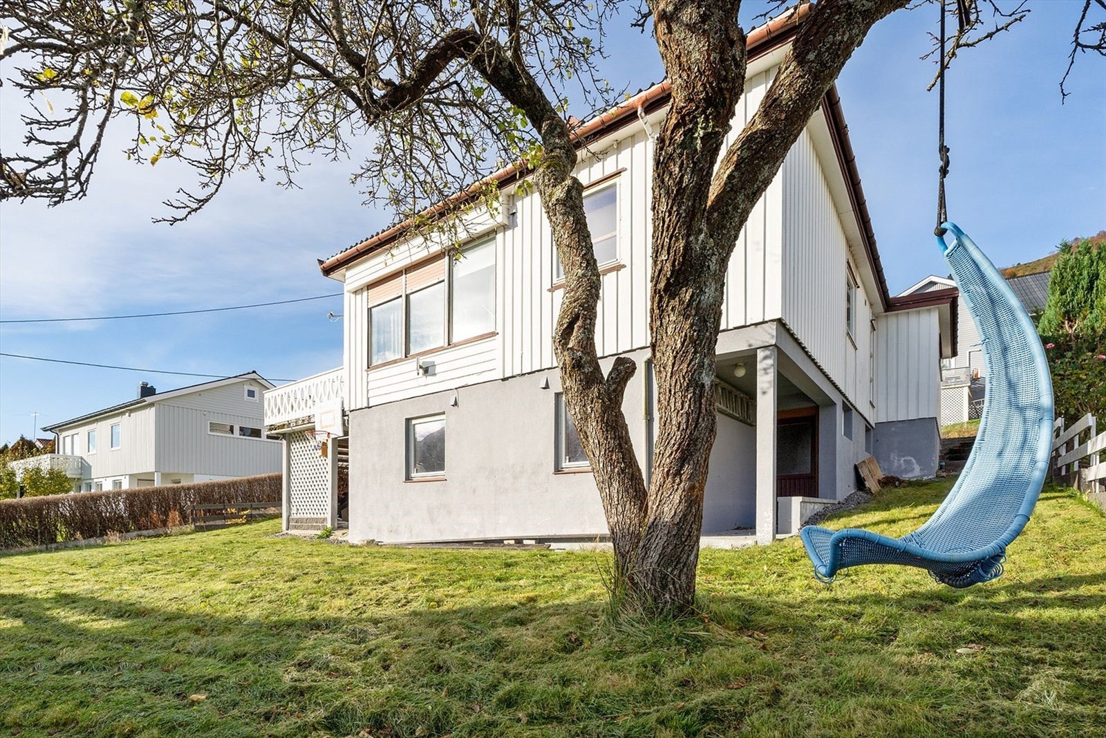 Fasade/Hage. Galleribilde