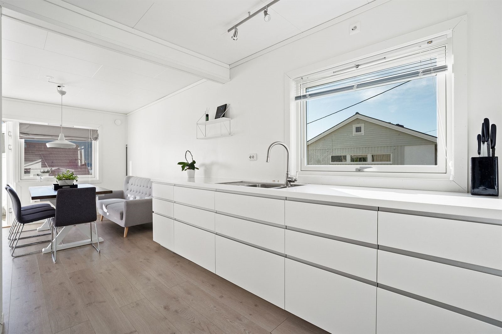 Romslig og praktisk kjøkken. Galleribilde