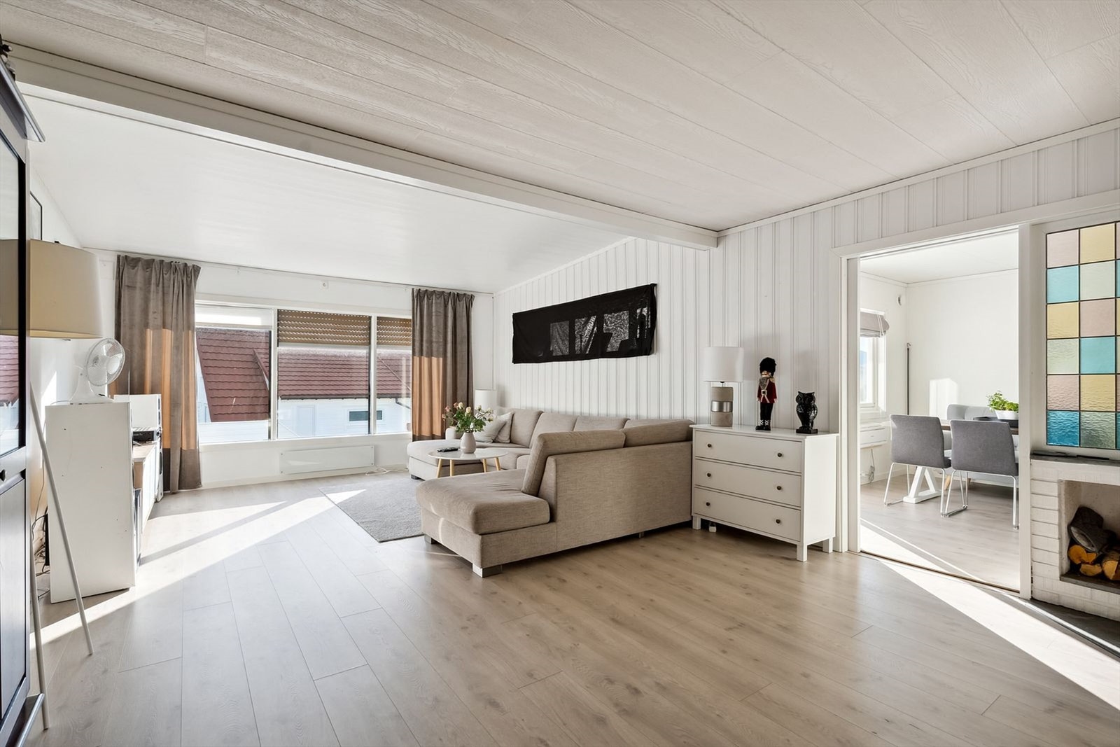 Store vinduer på stue slipper inn rikelig med naturlig dagslys. Galleribilde