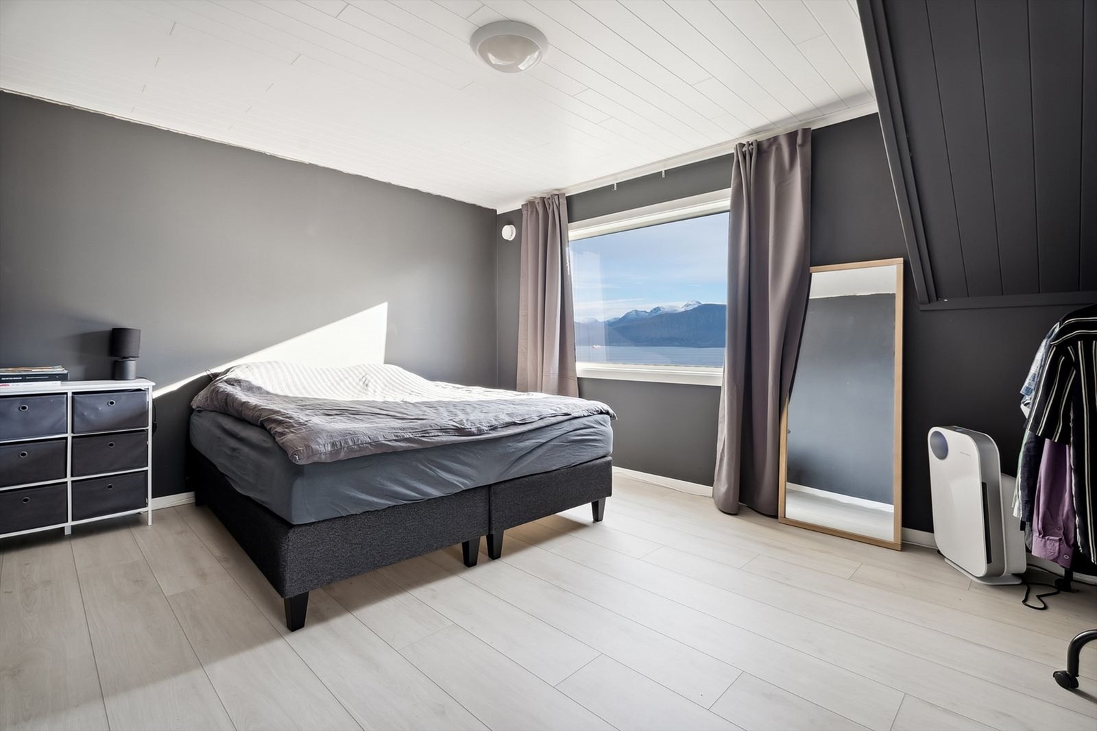 Stort og flott hovedsoverom. Galleribilde