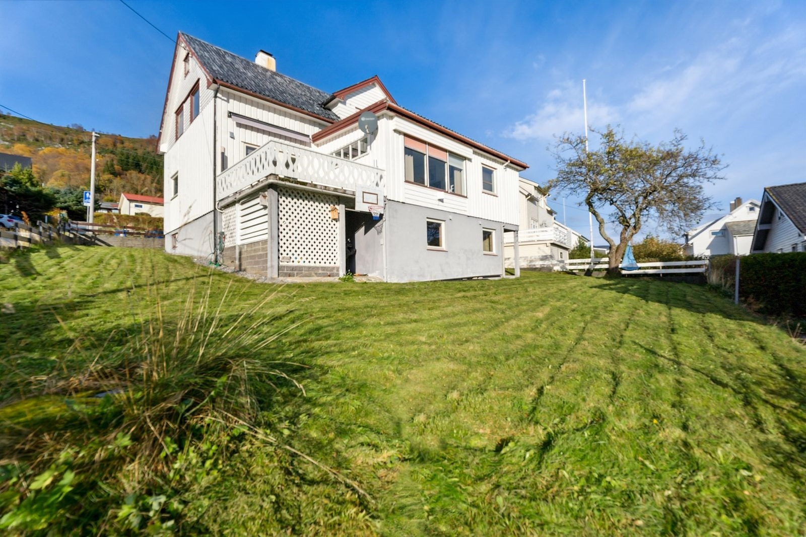 Stor hage på fremsiden av huset. Galleribilde