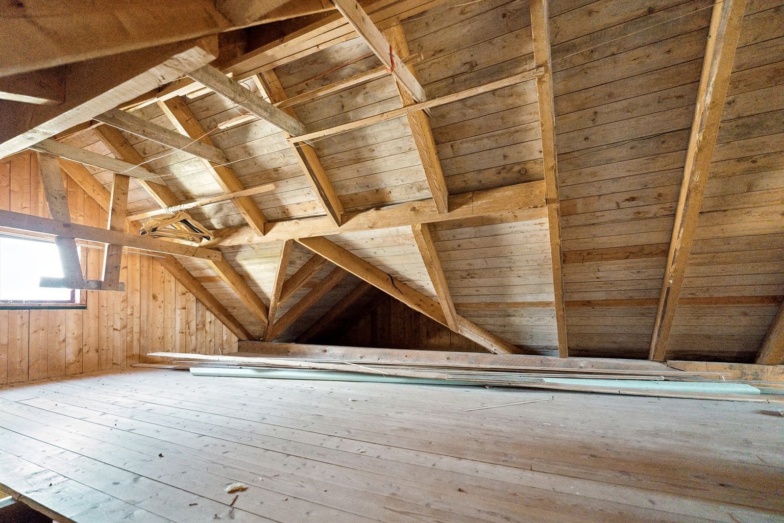 Rikelig med oppbevaringsplass på loft. Galleribilde