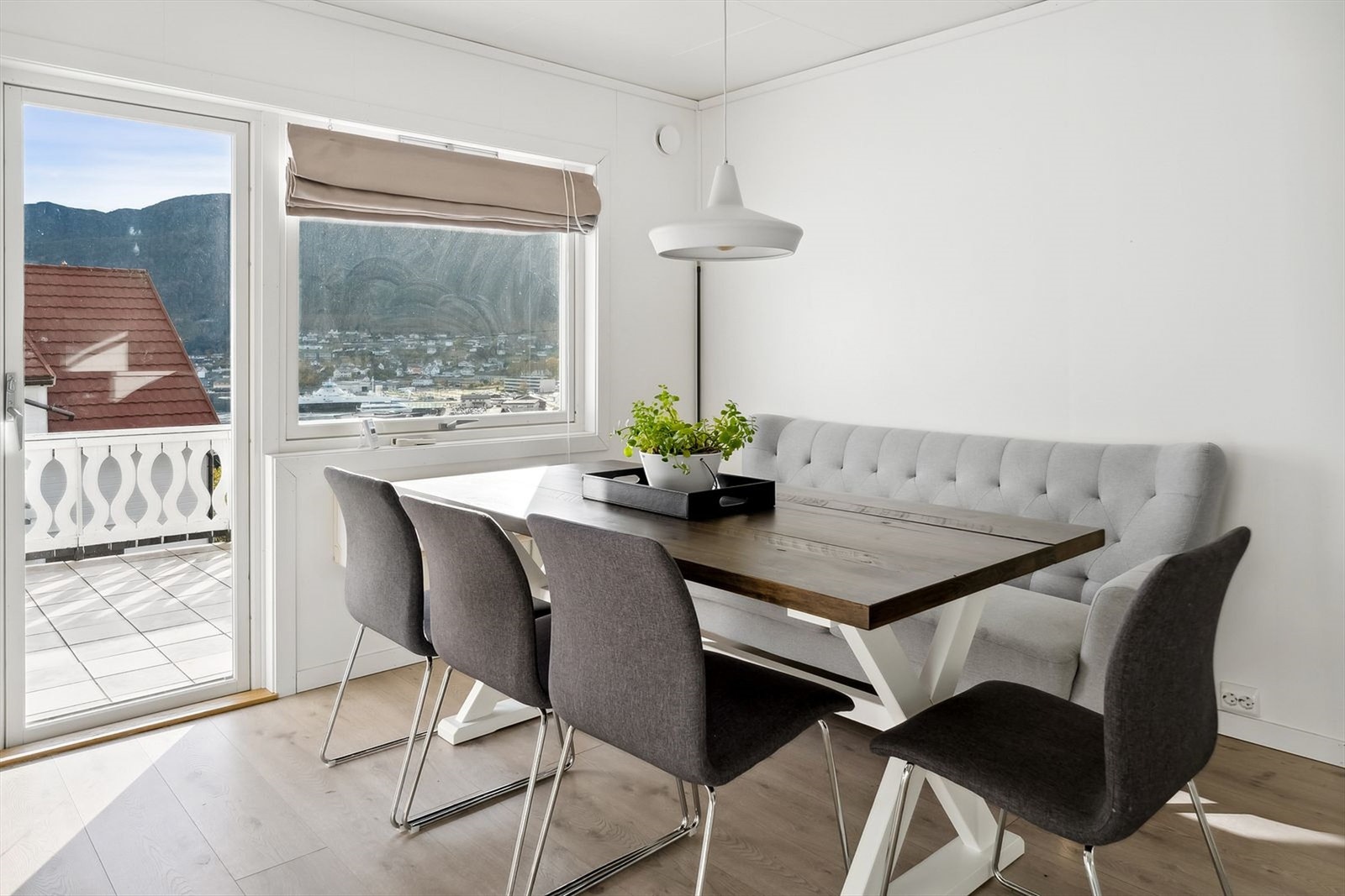 Utgang til terrasse fra spisestue. Galleribilde