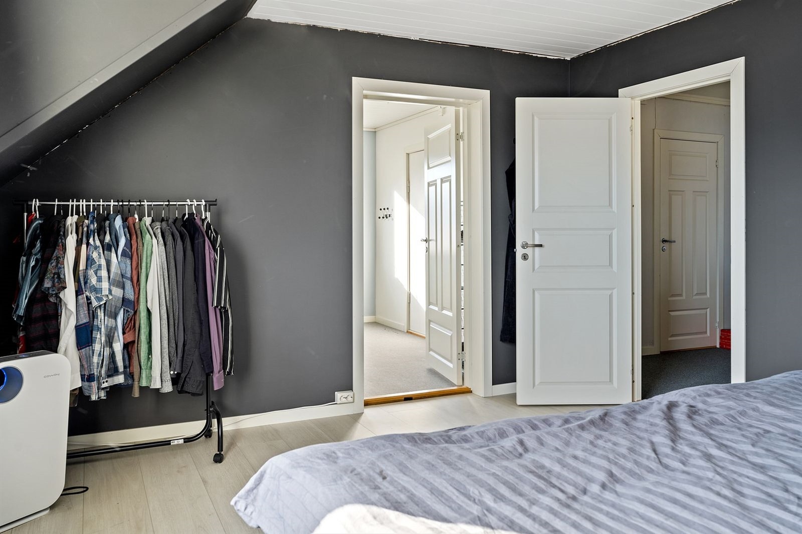 Det er god plass til både stor seng og oppbevaringsmuligheter på soverom. Galleribilde