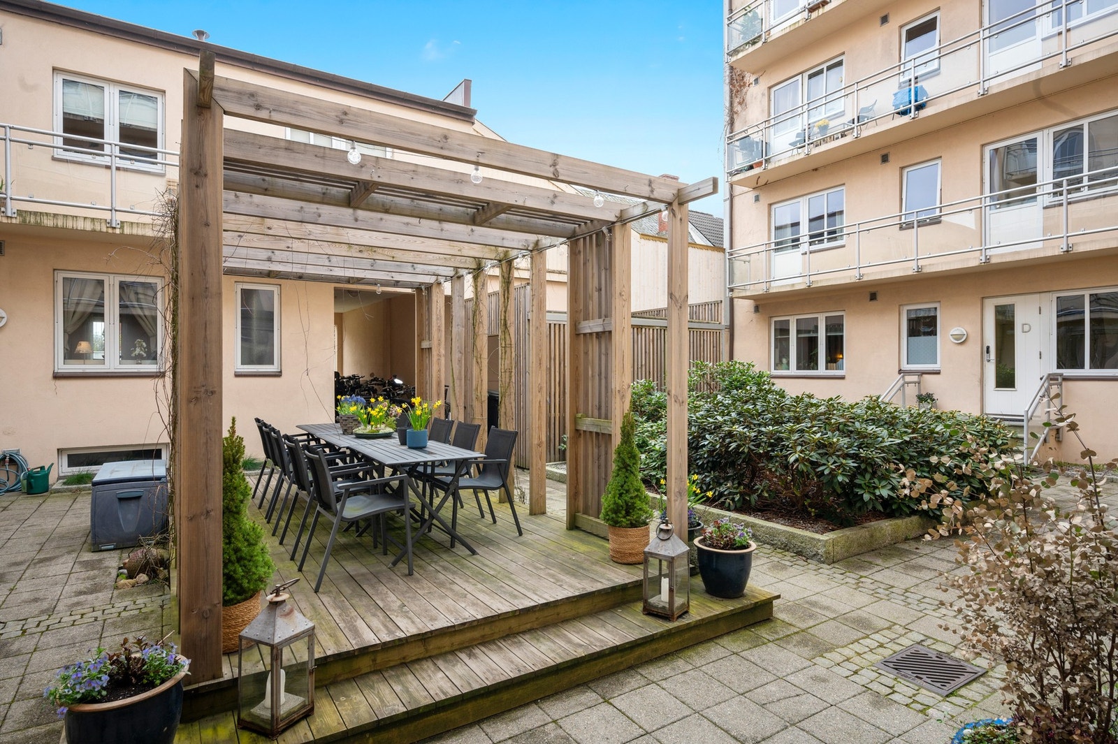 Hyggelig bakgård Galleribilde