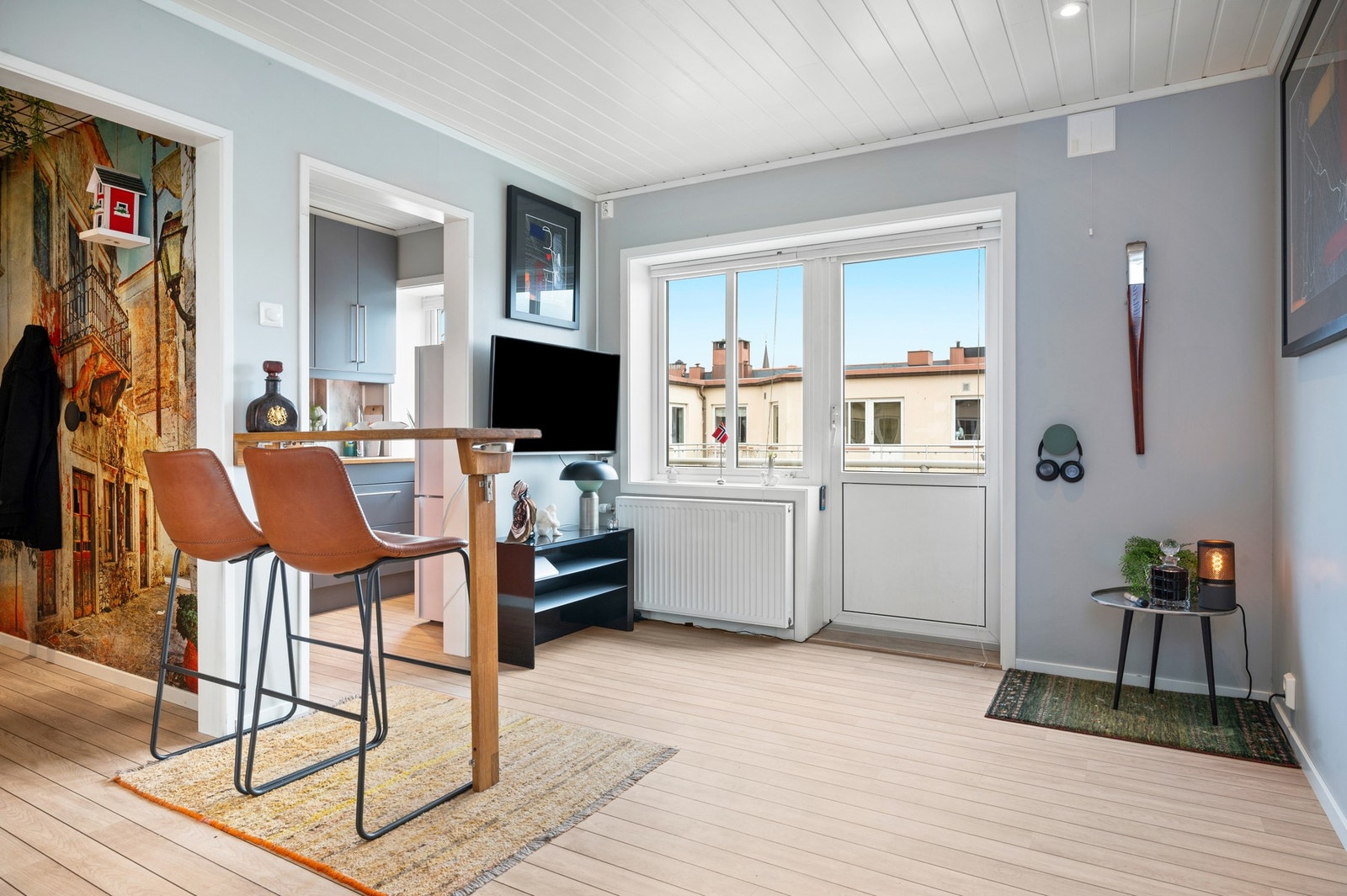 Utgang til balkong, gir mye lys inn i leiligheten Galleribilde