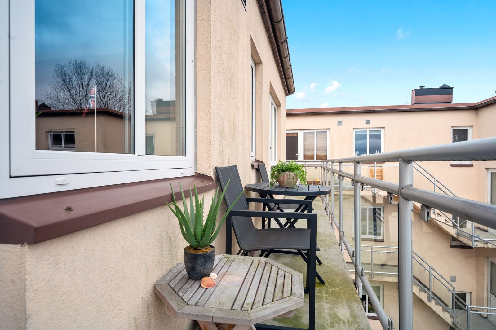 liten balkong med gode solforhold Galleribilde