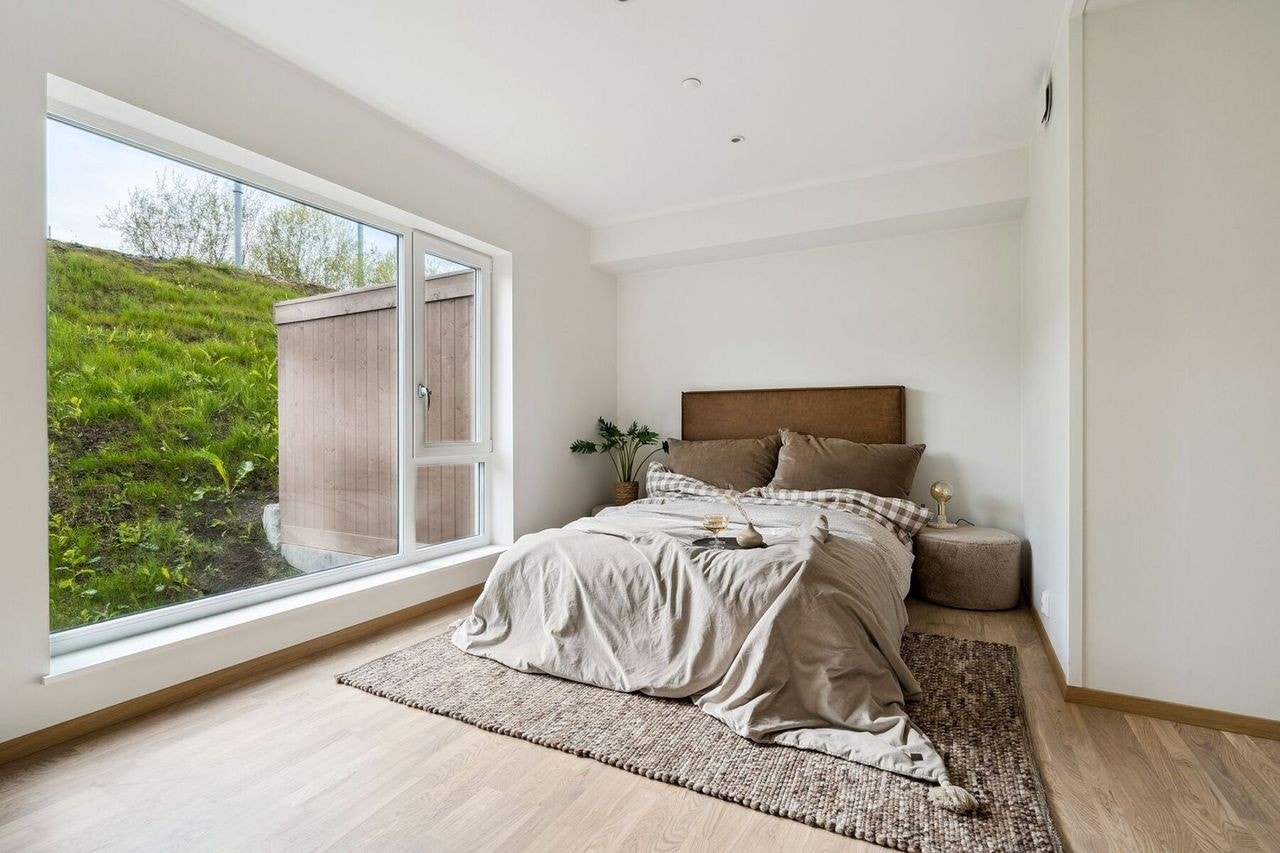 Hovedsoverom med utsikt til skjermet del av hagen Galleribilde
